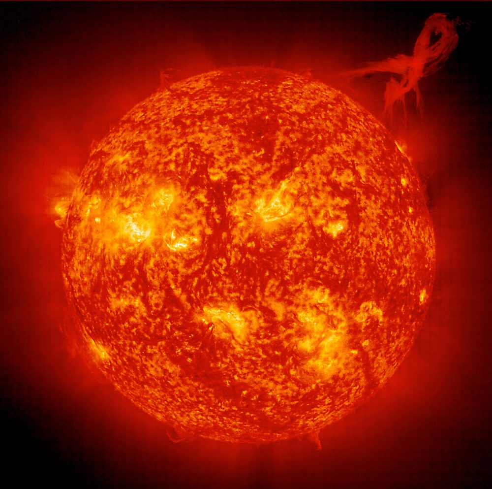 Fışkıran bir ilmek ile Güneş'in fotoğrafı (Görsel: NASA)