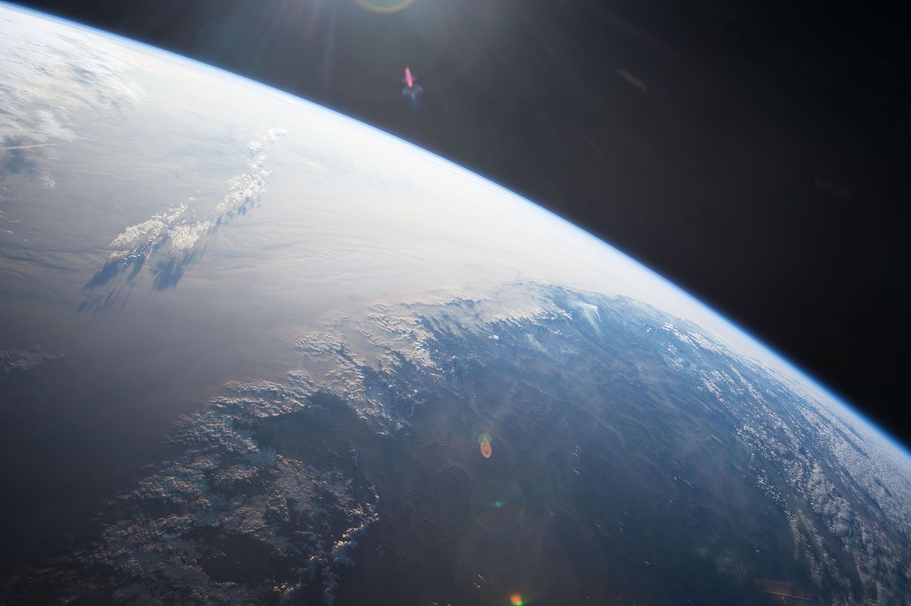 ESA astronotu Samantha Cristoforetti’nin 2014 yılında Uluslararası Uzay İstasyonu’nda çektiği bu fotoğrafta Dünya’nın eğimi görülebiliyor. (NASA/Samantha Cristoforetti)  | Uzaydan Haberler