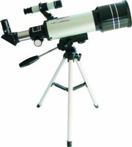Göz merceği açı hareketi yapabilen ve istenilen cismi hedefleyebilen dürbünü bulunan aynalı teleskop