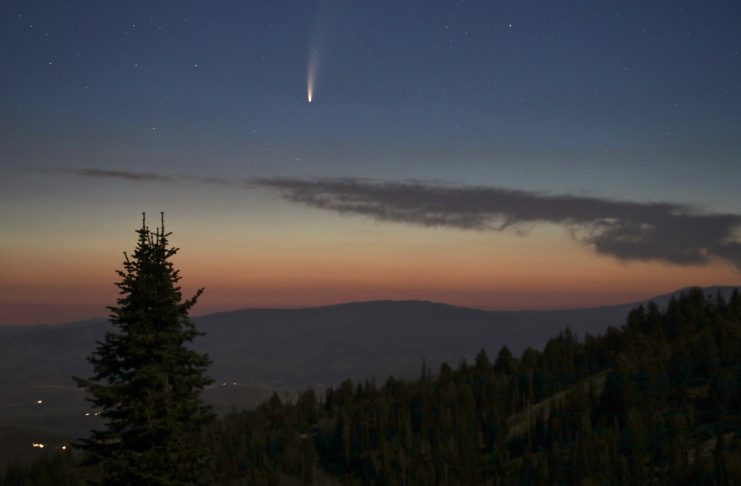 NEOWISE Kuyruklu Yıldızı Adriyatik Denizi Üzerinde Yükseliyor