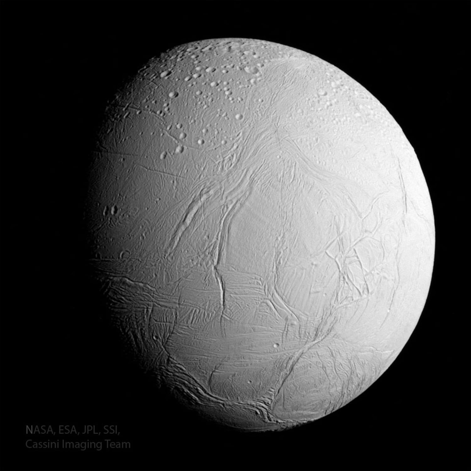 Günün Astronomi Görseli 10 Haziran 2025 | Uzaydan Haberler Gerçek Renklerde Enceladus | Uzaydan Haberler