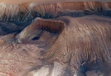 Mars'taki Hebes Chasma'da çöküntü