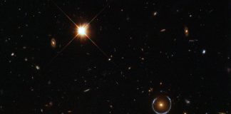 Hubble’dan bir At Nalı Einstein Halkası Hubble'dan bir At Nalı Einstein Halkası