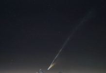 Lomnický Zirvesi’nin Ötesindeki Lemmon Kuyruklu Yıldızı Lomnický Zirvesi'nin Ötesindeki Lemmon Kuyruklu Yıldızı