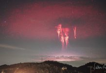 İtalya üzerinde kırmızı periler ve dairesel elf şimşekleri İtalya Üzerinde Kırmızı Periler ve Dairesel Elf Şimşekleri