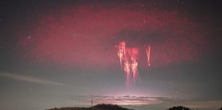 İtalya üzerinde kırmızı periler ve dairesel elf şimşekleri İtalya Üzerinde Kırmızı Periler ve Dairesel Elf Şimşekleri