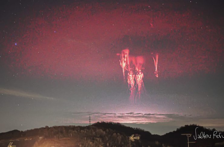 İtalya üzerinde kırmızı periler ve dairesel elf şimşekleri İtalya Üzerinde Kırmızı Periler ve Dairesel Elf Şimşekleri