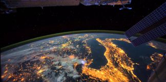 Geceleyin Dünya Üzerinde Uçmak