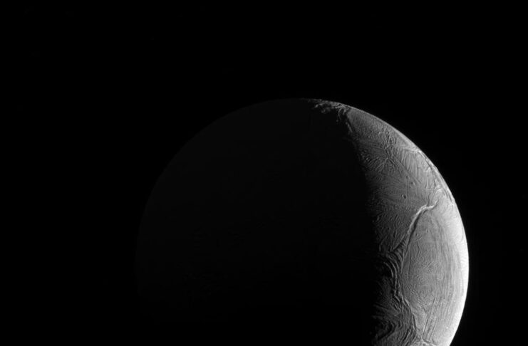 Hilal Halindeki Enceladus Hilal Halindeki Enceladus