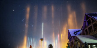 Mohe Üzerindeki Işık Sütunları ve Orion Mohe Üzerindeki Işık Sütunları ve Orion