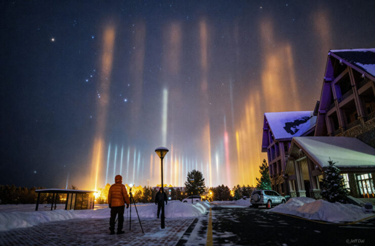 Mohe Üzerindeki Işık Sütunları ve Orion Mohe Üzerindeki Işık Sütunları ve Orion