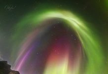 İzlanda Şelalesi Üzerindeki Renkli Aurora İzlanda Şelalesi Üzerindeki Renkli Aurora