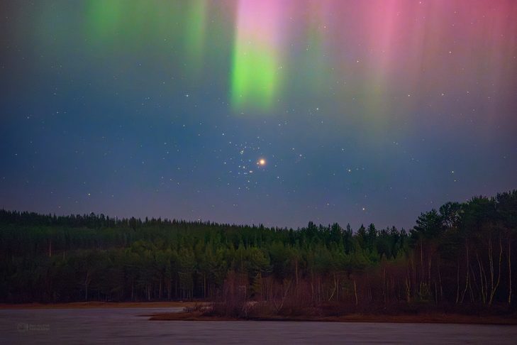 Aurora Altında Mars ve Arı Kovanı Aurora Altında Mars ve Arı Kovanı